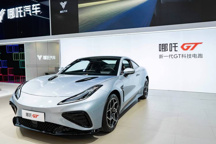 成都317哪吒汽车在智能汽车领域的表现，领途汽车在新能源汽车市场中的影响力